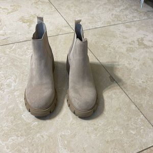 Steve Madden suede boot color sand like new